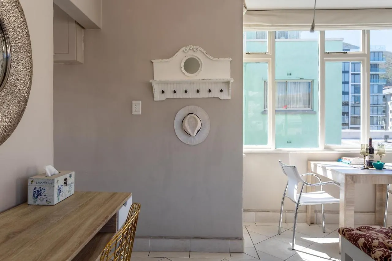 Cosy And Classy Sea Point Apartment Cape Town