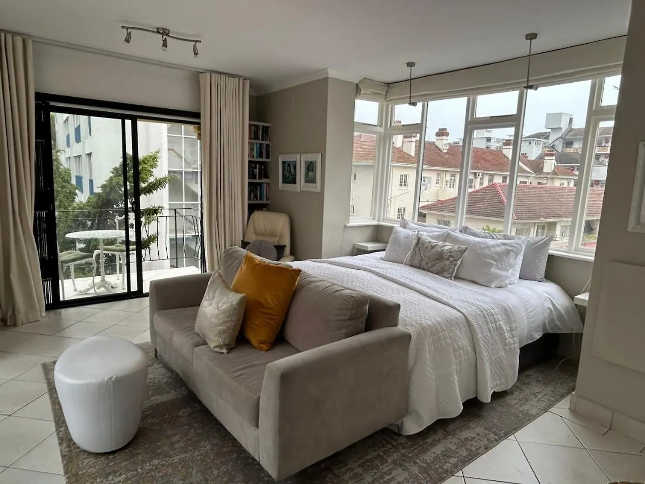 Cosy And Classy Sea Point Apartment Cape Town