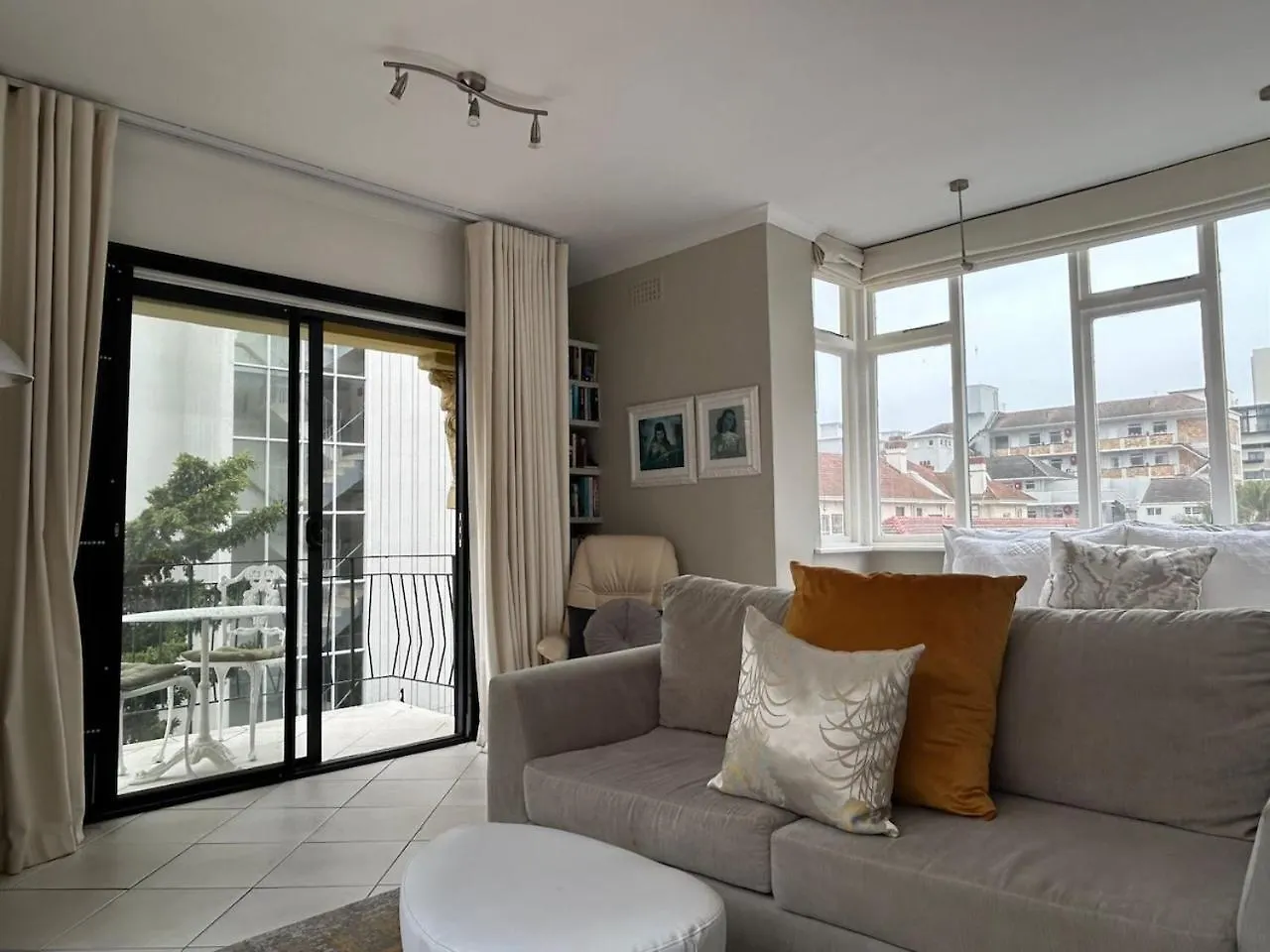 Cosy And Classy Sea Point Apartment Cape Town